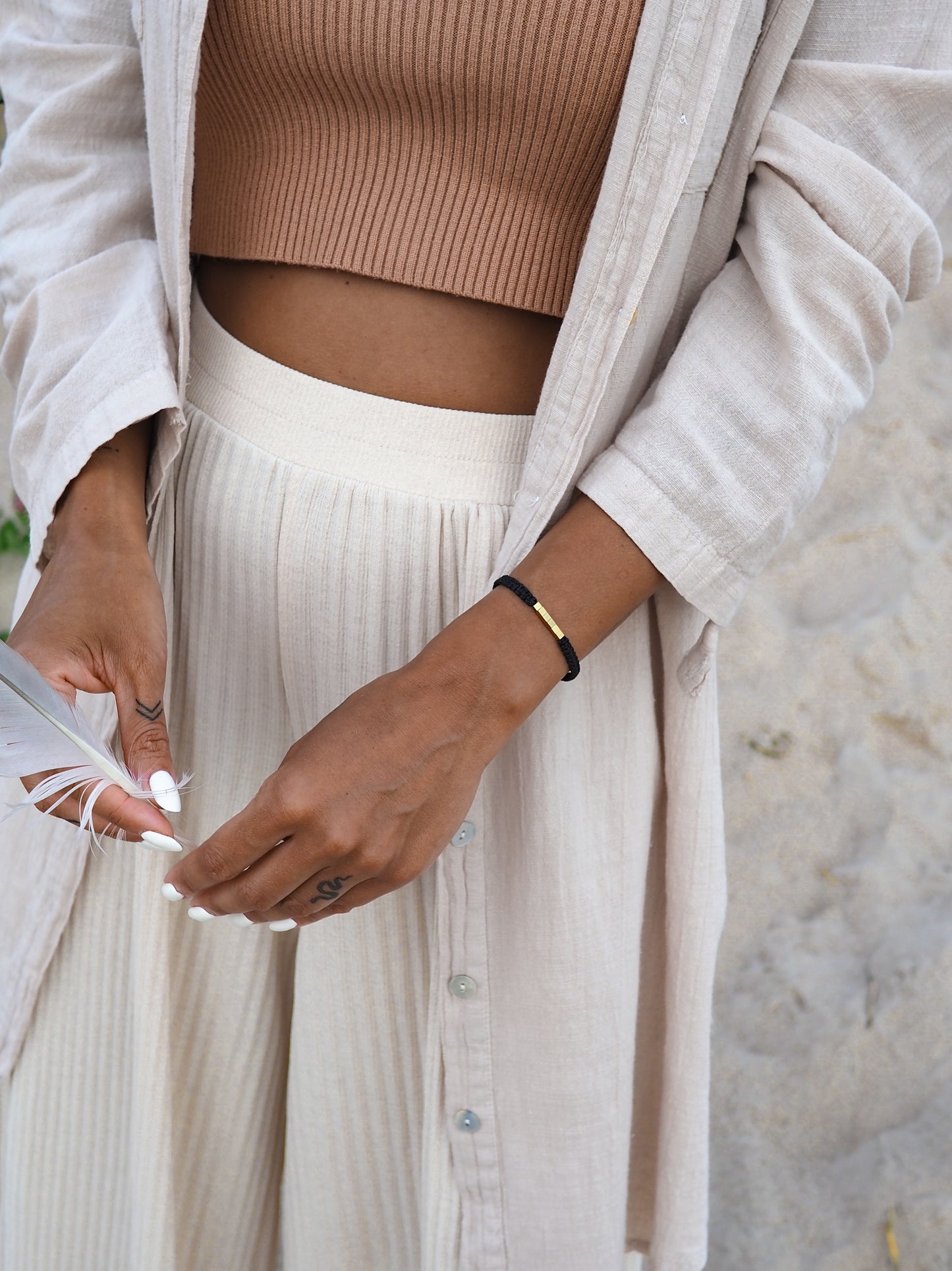 LIVE SIMPLY ~ juoda apyrankė