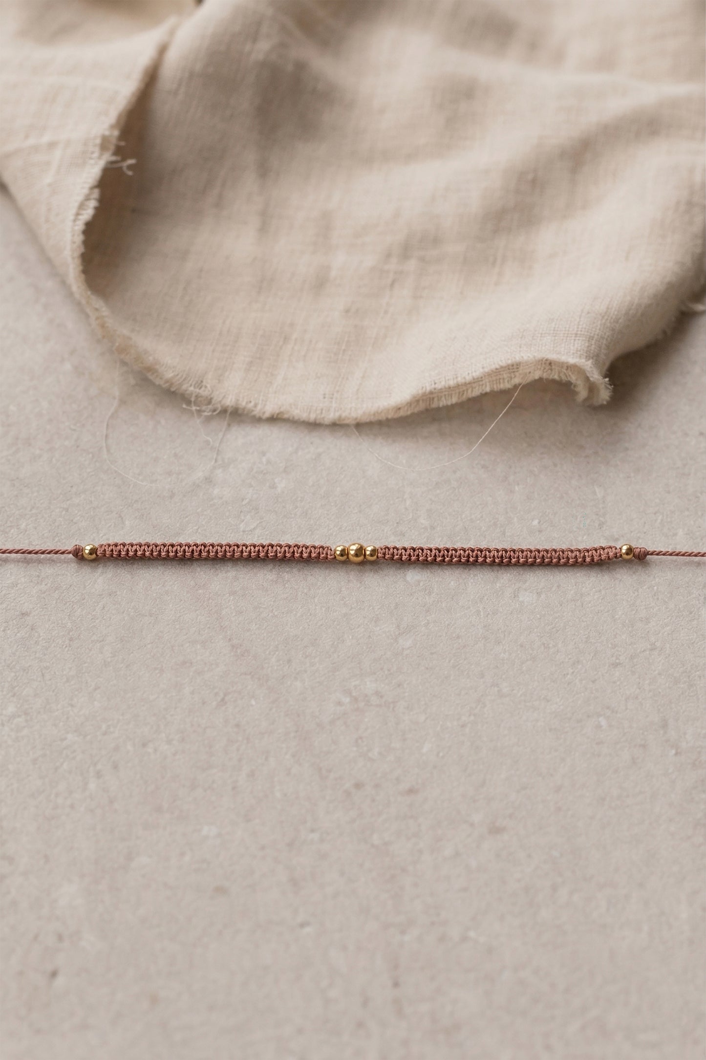 TERRÁ ~ rankų darbo ruda apyrankė