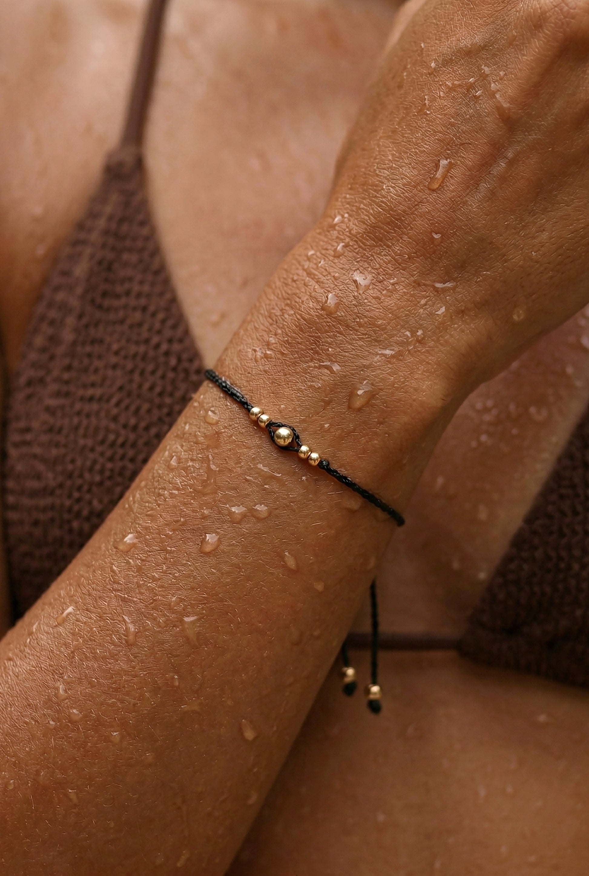 Juoda apyranke keikvienai dienai. Auksines detales, minimalistinis stilius.