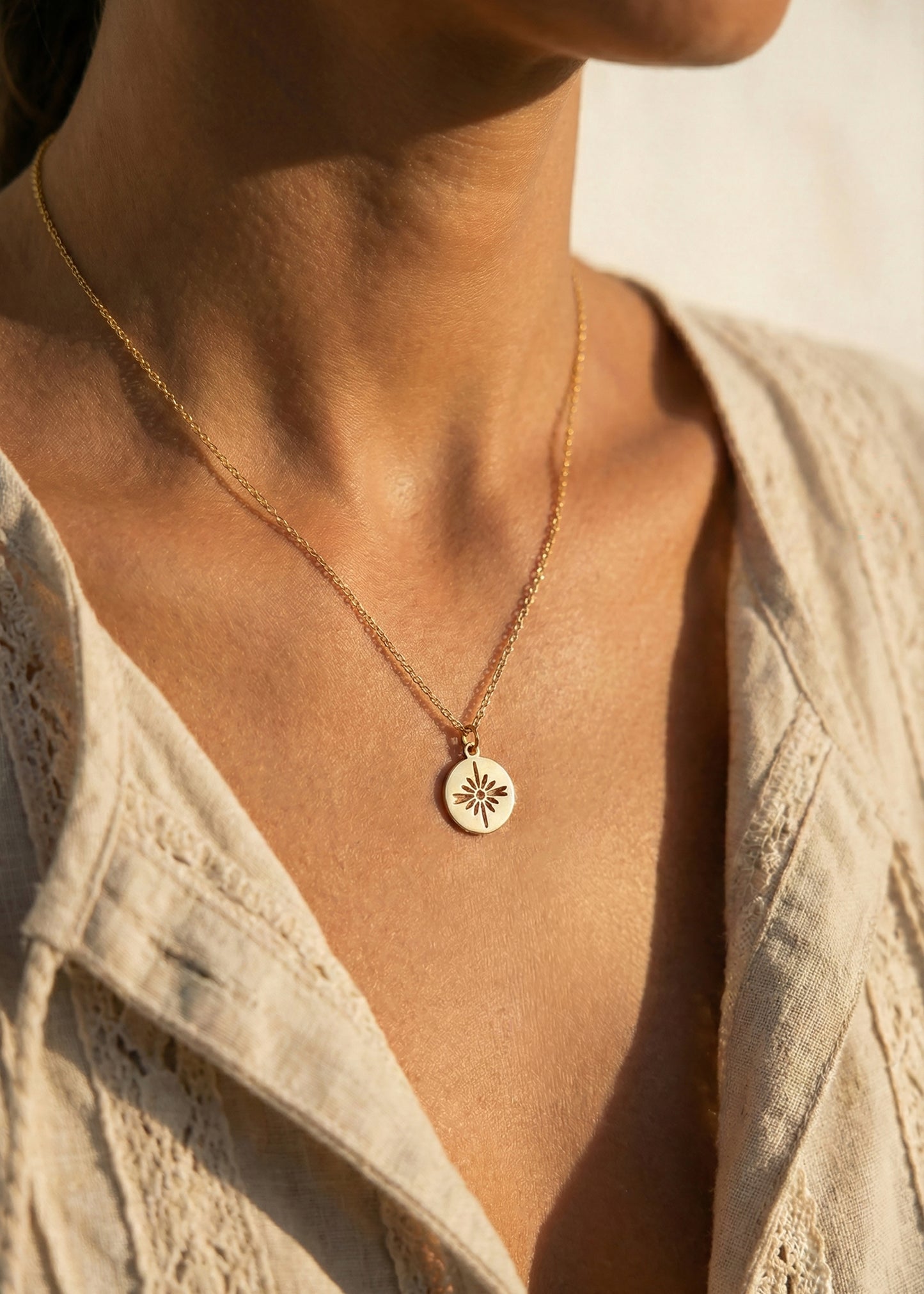 Boho kaklo papuosalas moterims. Minimalistinis, unikalus kaklo pakabukas. Mandala simbolis.