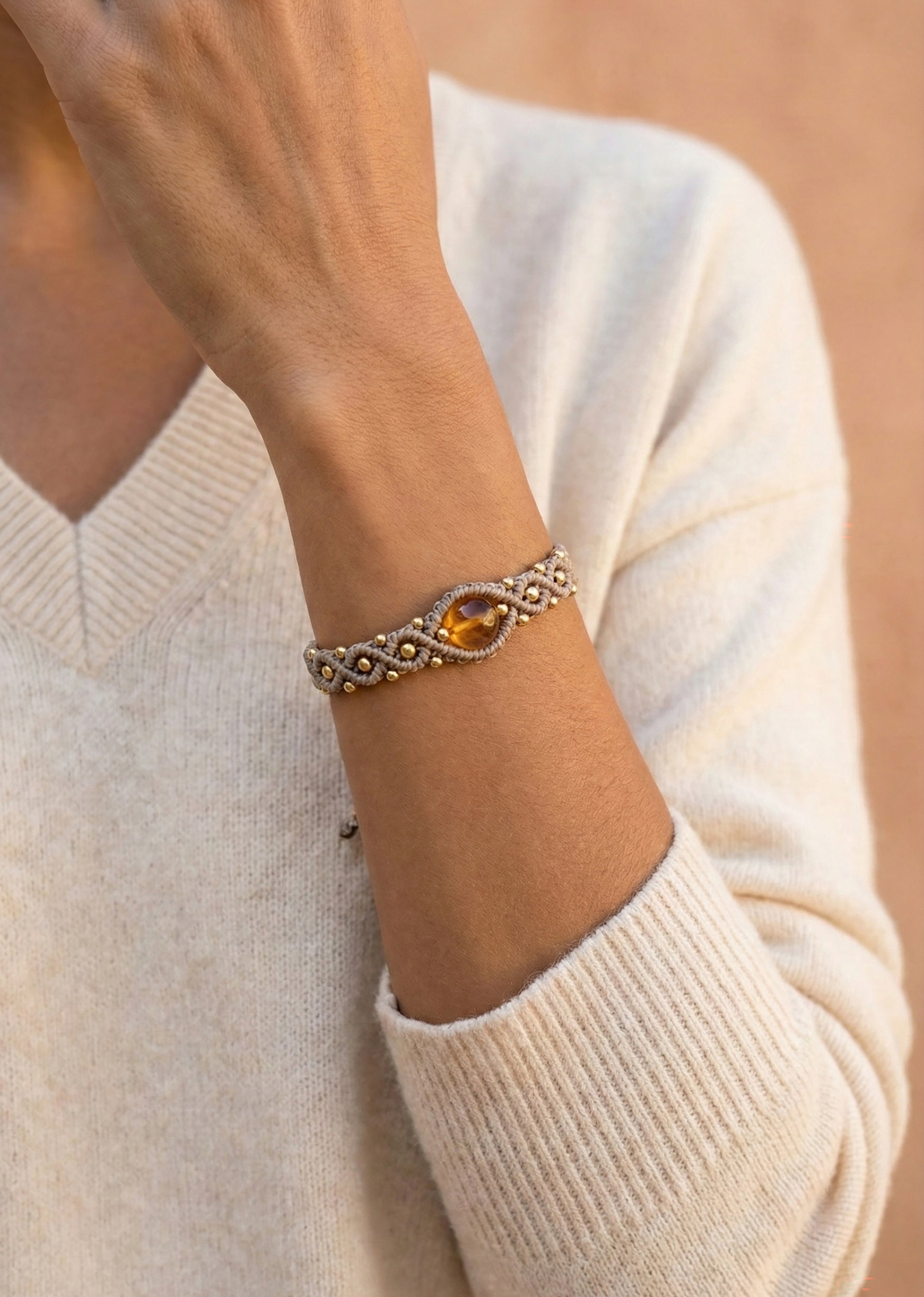 Prabangi unikali apyranke. Raanku darbo papuosalai moteriai. Moteriska apyranke. Auksine apyranke moterims. Bohemiska apyranke vasarai.