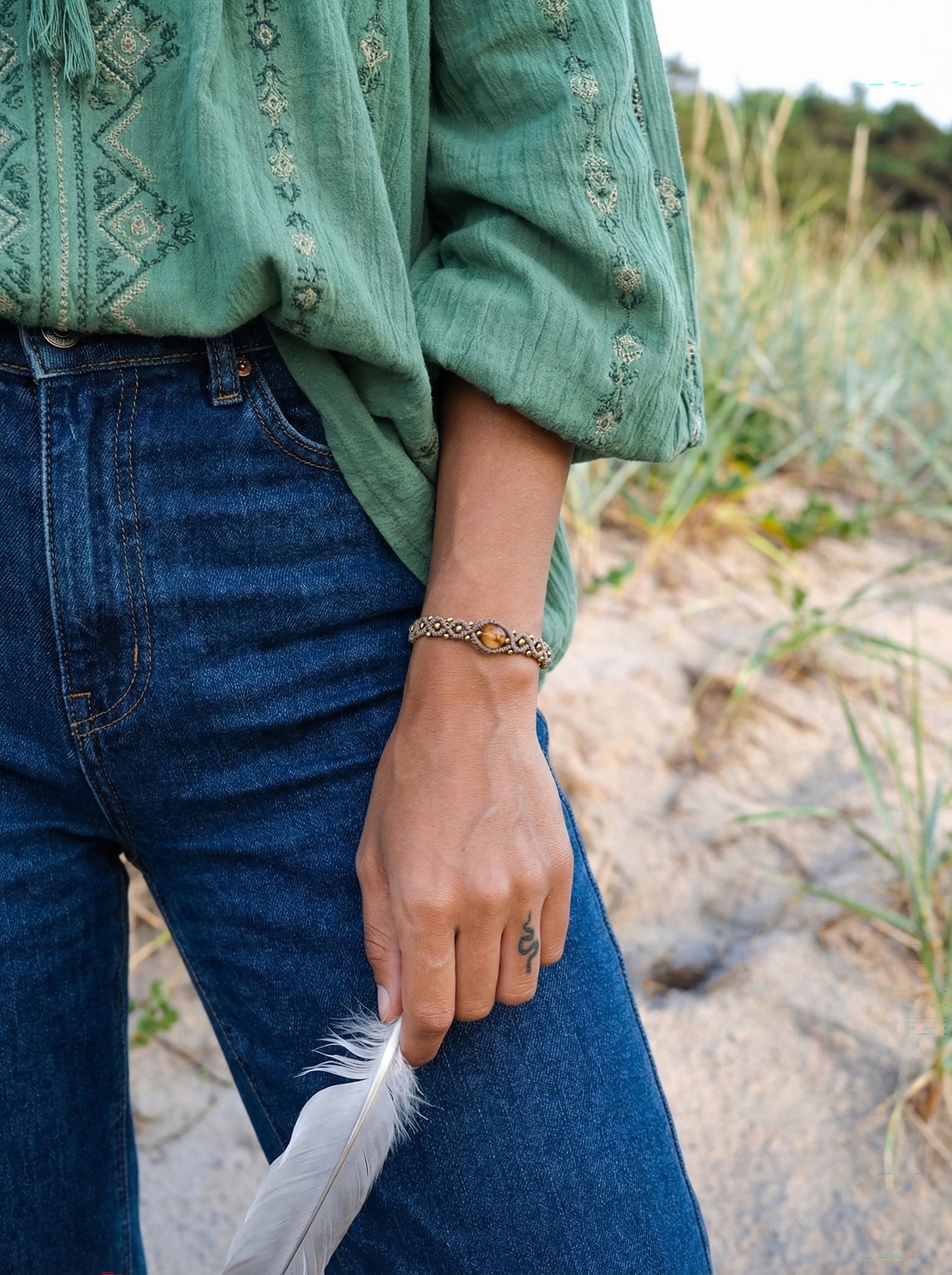 Ranku darbo apyranke. Auksine apyranke moteriai. Unikali boho apyranke. Apyranke vasarai. Auksine.