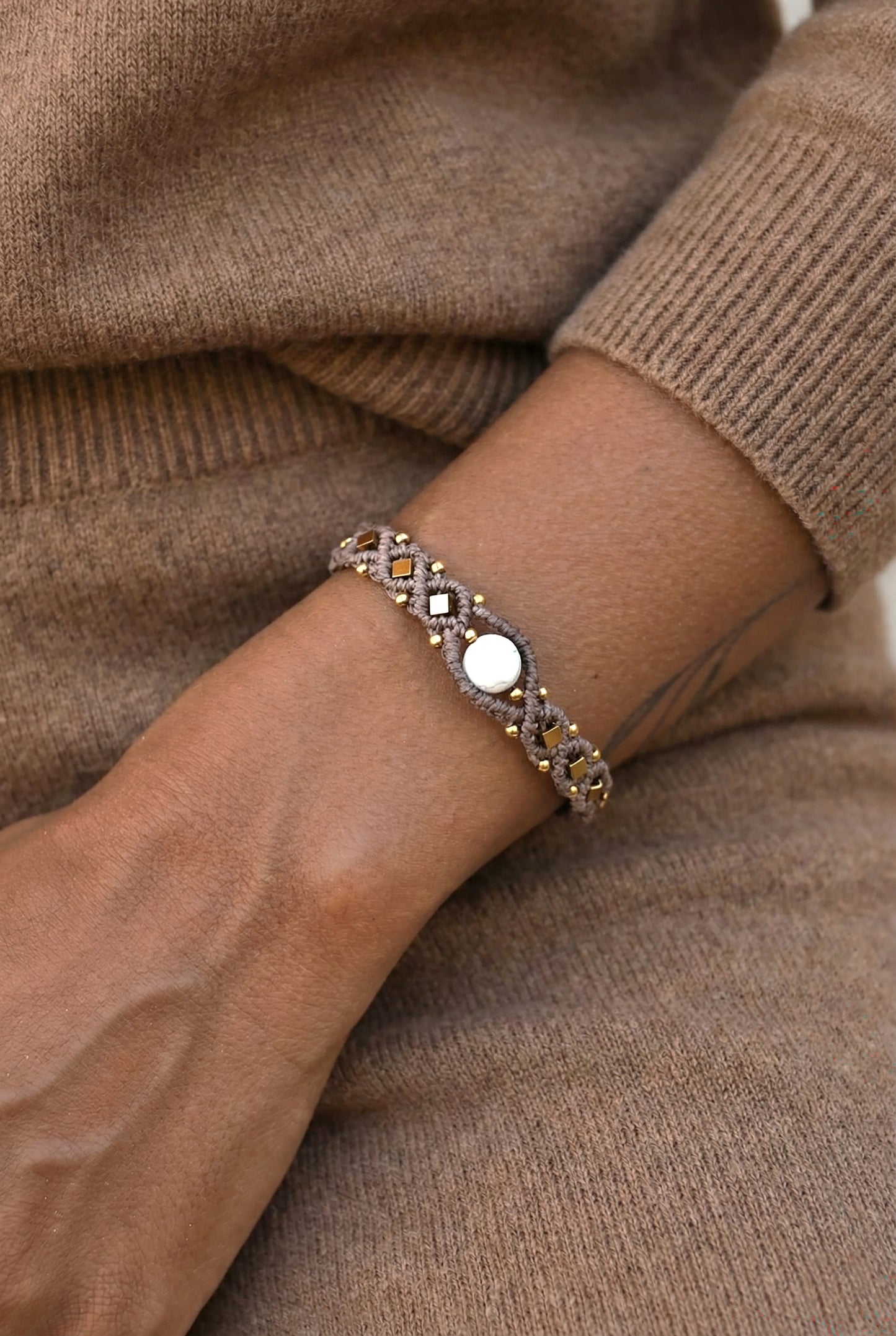 Bohemiski papuosalai. Prabangi isskirtine apyranke auksine patogi reguliuojama virvelemis.