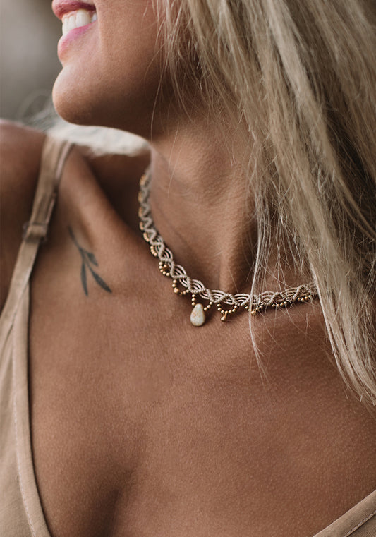 Rankų darbo boho kaklo papuošalas su macrame. Papuosalas vasarai, prie juros, atostogoms. Kaklo papuošalai moterims kasdienai ir šventėms.