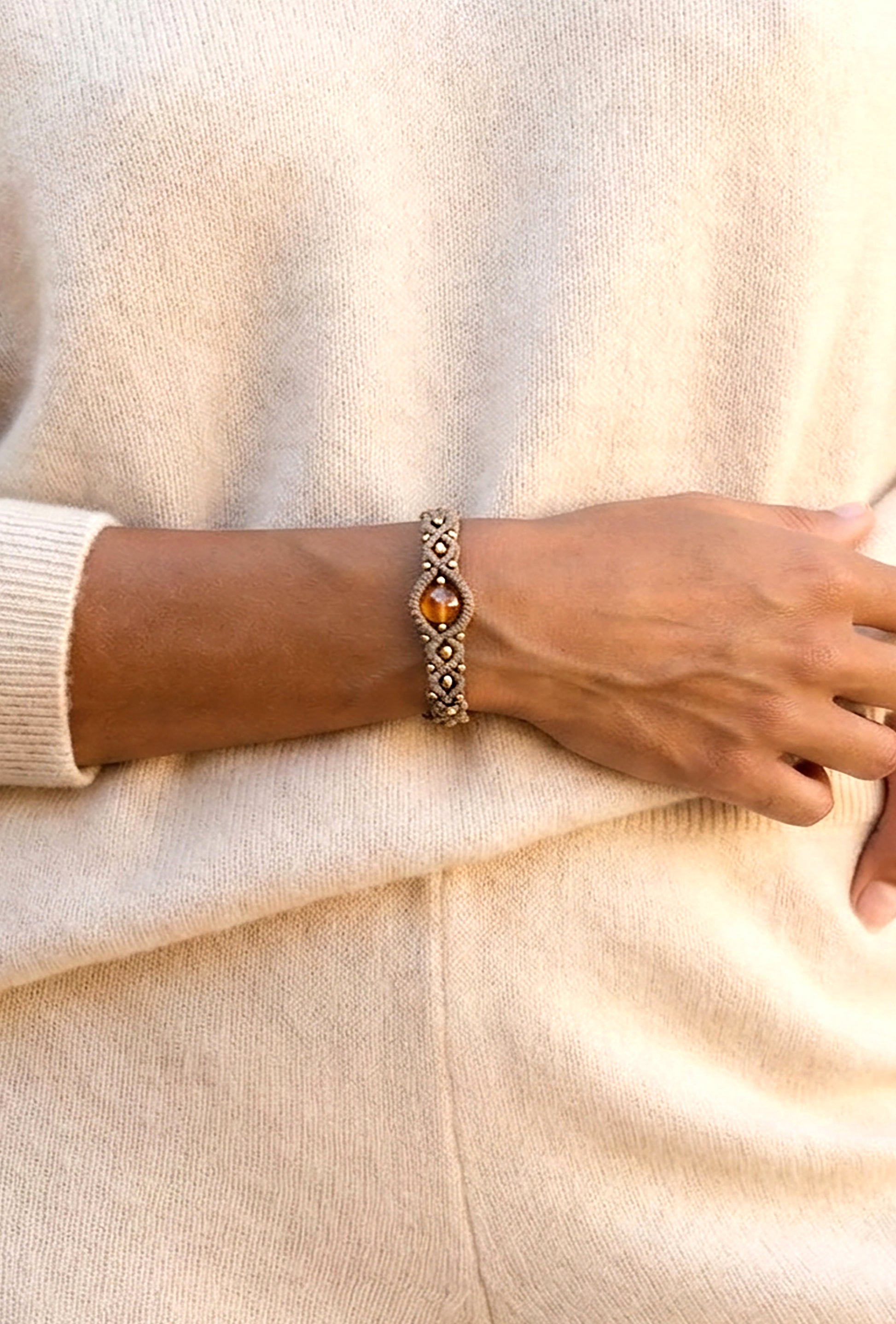 Prabangi unikali apyranke. Ranku darbo papuosalai moteriai. Moteriska apyranke. Auksine apyranke moterims. Boho apyranke.