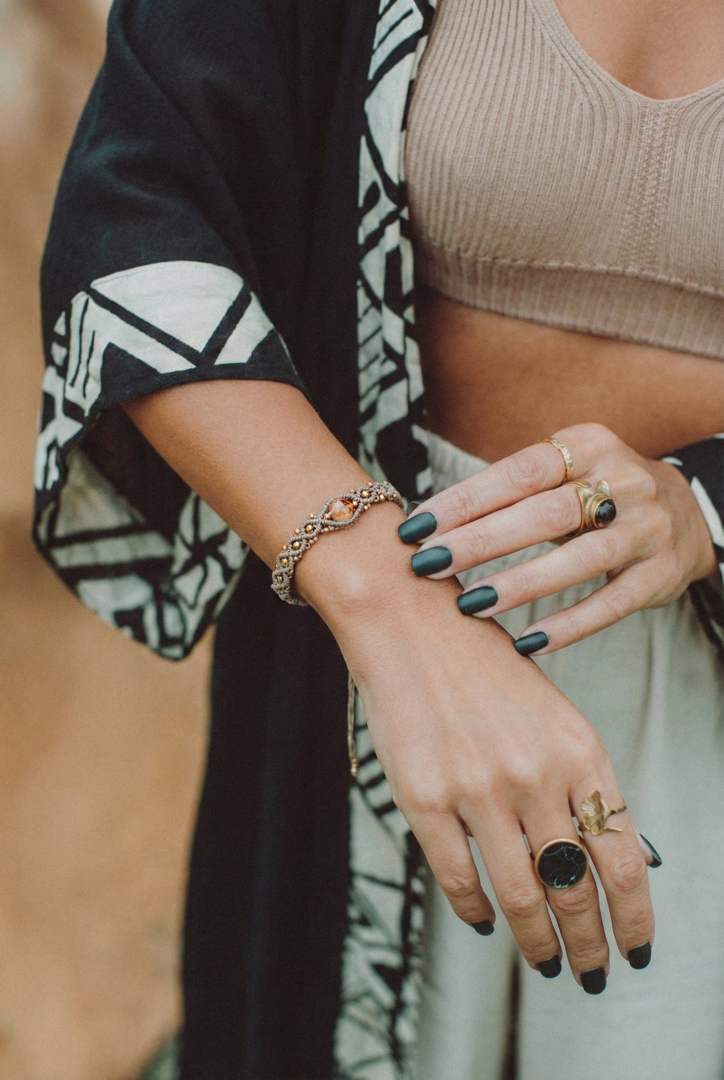 Bohemiska apyranke moterims. Boho stiliaus, su auksiniais karoliukas ir Citrino akmeniu.