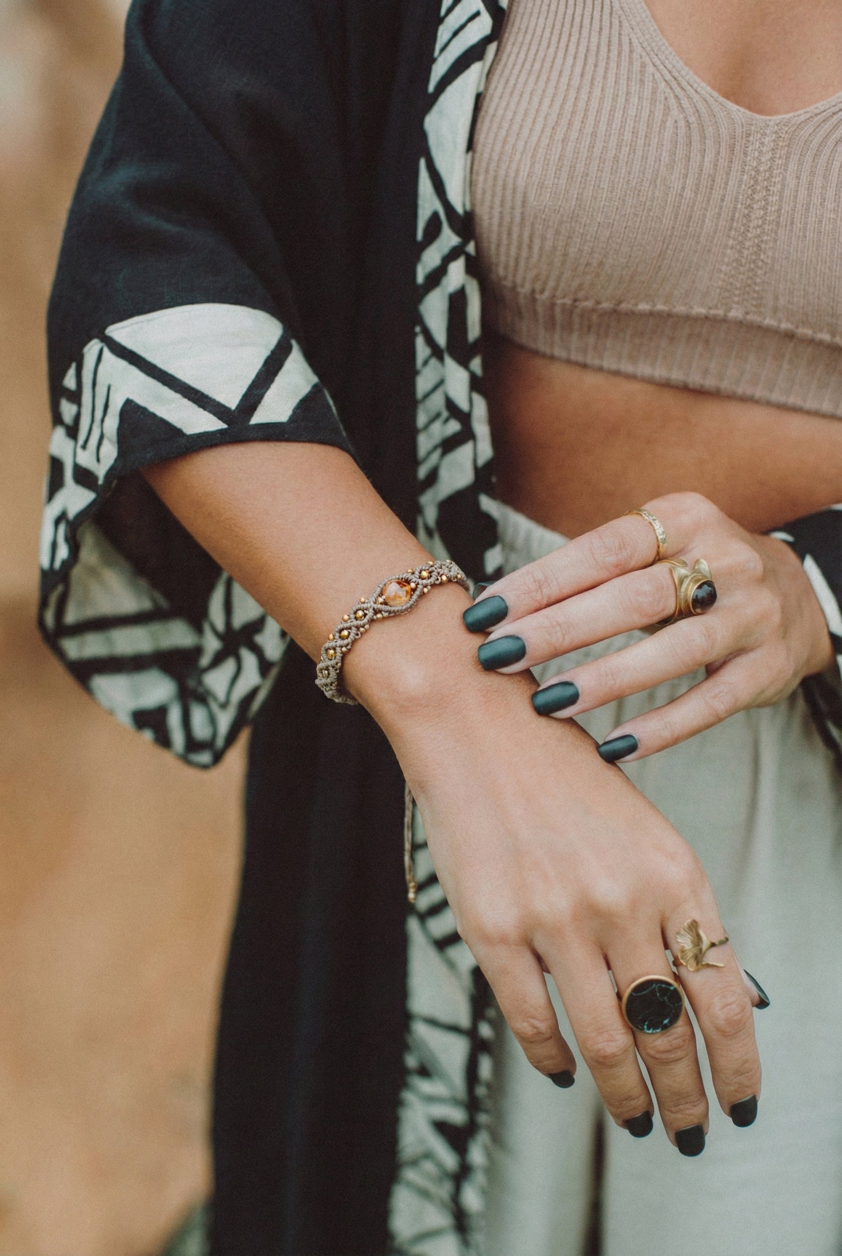 Bohemiska apyranke moterims. Boho stiliaus, su auksiniais karoliukas ir Citrino akmeniu.