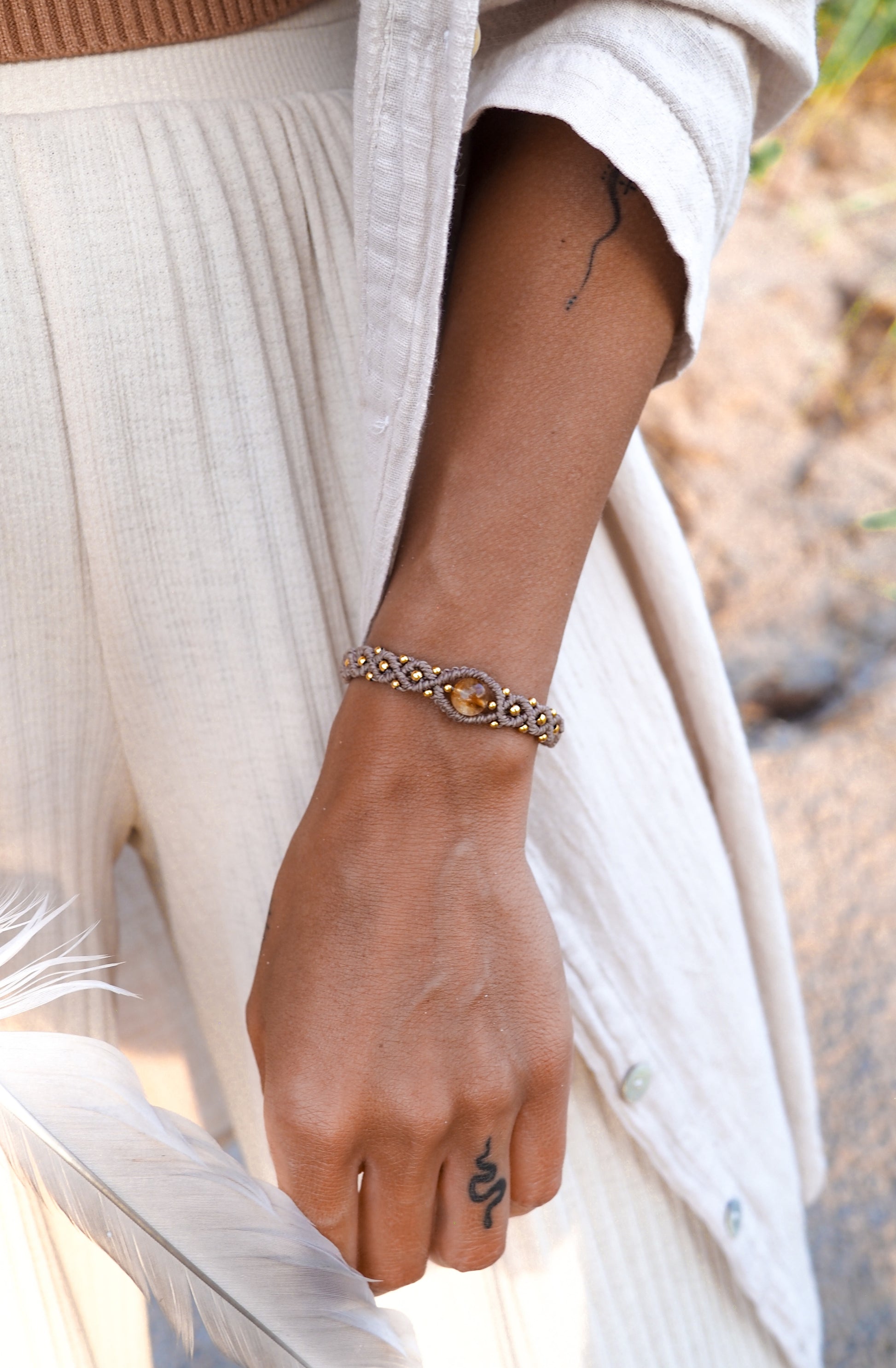 Boho apyranke moteriai. Pinta macrame stilinga apyranke internetu. Sukurta Lietuvoje.