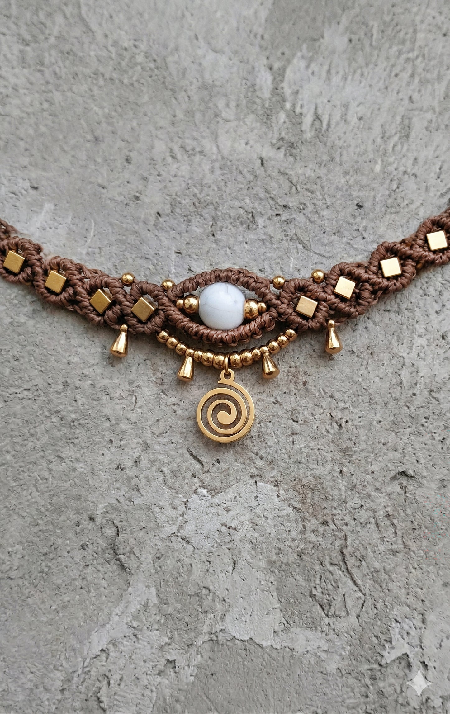 Grandinele ant kojos su auksu. Macrame apyranke kojoms.