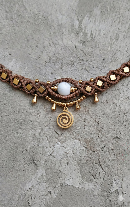 Grandinele ant kojos su auksu. Macrame apyranke kojoms.