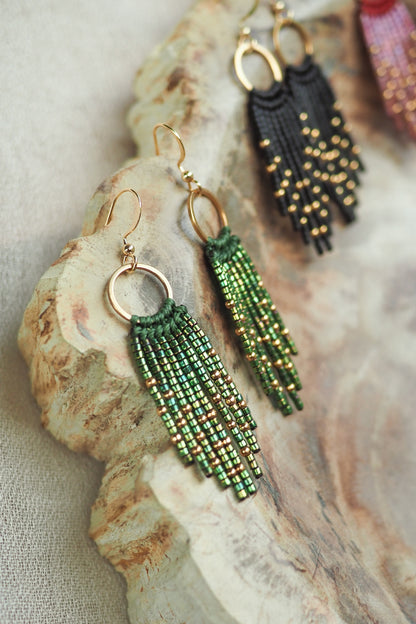 Bohemiški miyuki biserio auskarai. Aukso žalios spalvos. Kabantys auskarai šventėms.