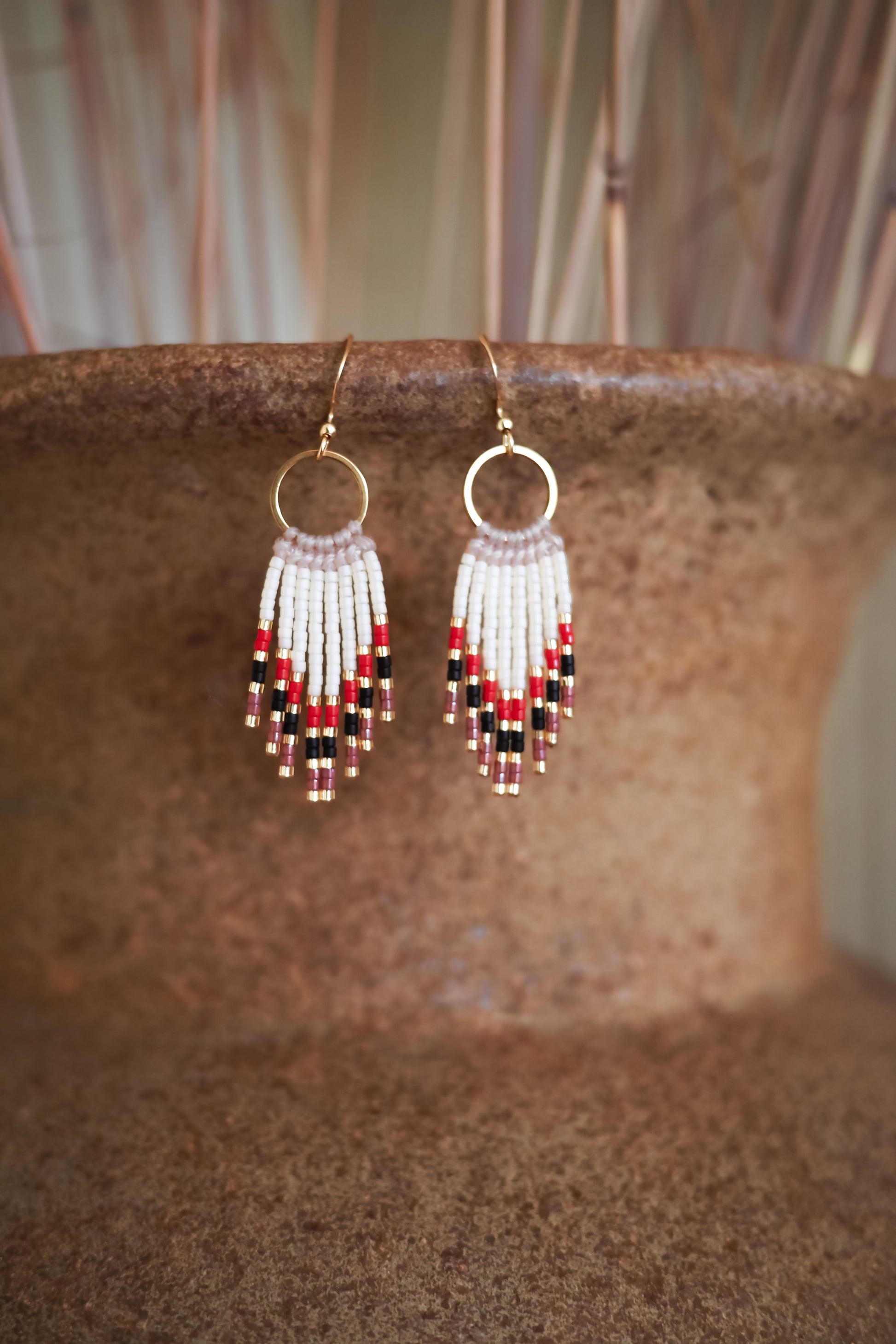 Bohemiski ilgi auskarai - baltos raudonos juodos melynos spalvot