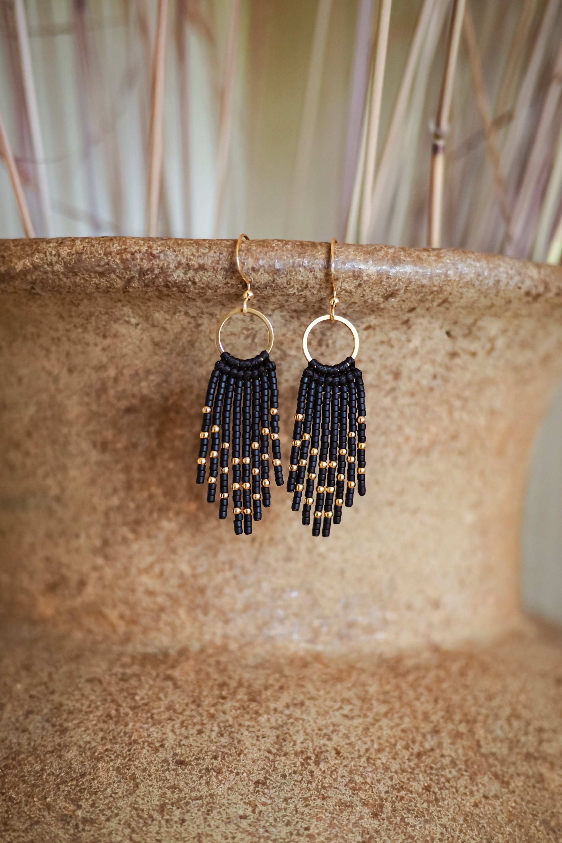 Rankų darbo klasikiniai juodi sventiniai auskarai