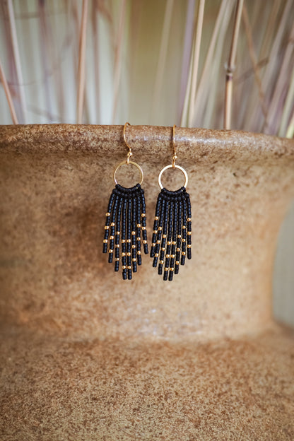 Rankų darbo klasikiniai juodi sventiniai auskarai