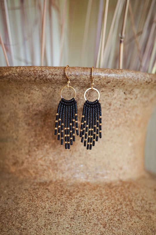 Rankų darbo klasikiniai juodi sventiniai auskarai