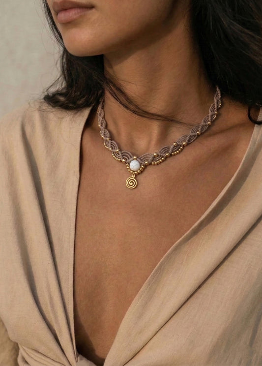 Magiskas kaklo papuosalas. Ranku darbo vintazinis kaklo papuosalas vasarai su spirale.