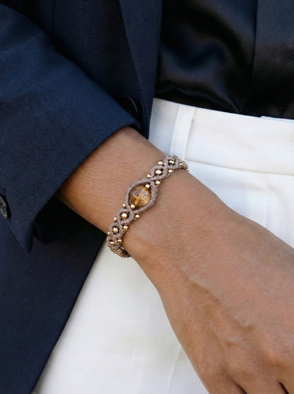 Boho pinta macrame apyranke su akmenukais. Pinta patogi reguliuojama sniureliais apyranke. Auksine apyranke moteriai. Vasariska apyranke.