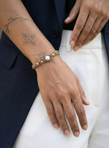 Ranku darbo klasikiniai papuosalai moterims. Auksine unikali apyranke, reguliuojama sniureliais.