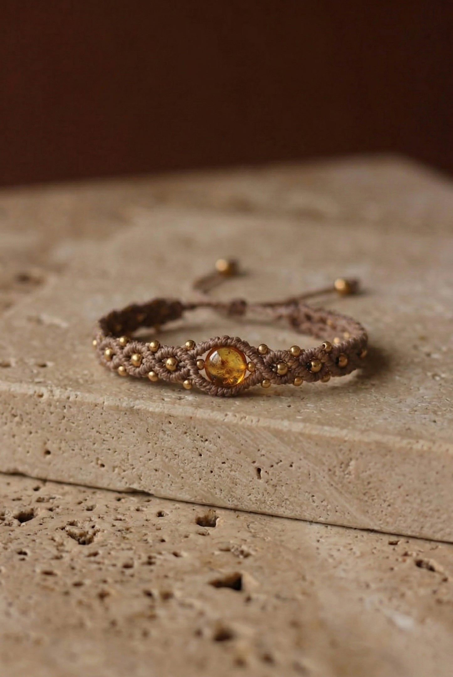 Rudo siulo macrame kristalu apyranke su Citrino akmeniu. naturalus mineralai, karoliukai.