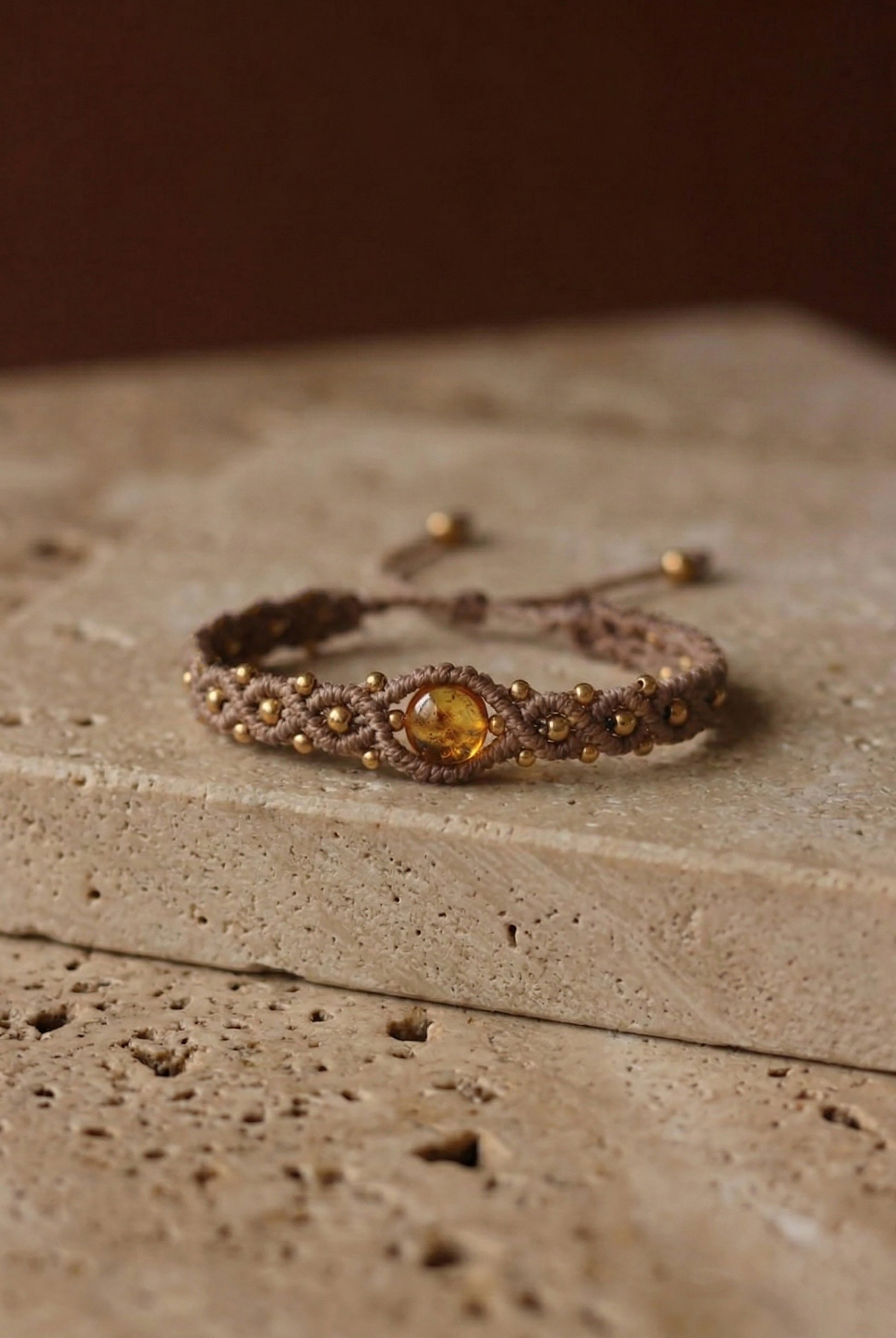 Rudo siulo macrame kristalu apyranke su Citrino akmeniu. naturalus mineralai, karoliukai.