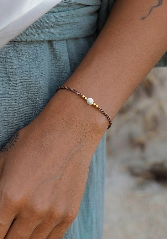 Minimalistines apyrankes moters. Rudo siulo apyranke su baltu perlu.