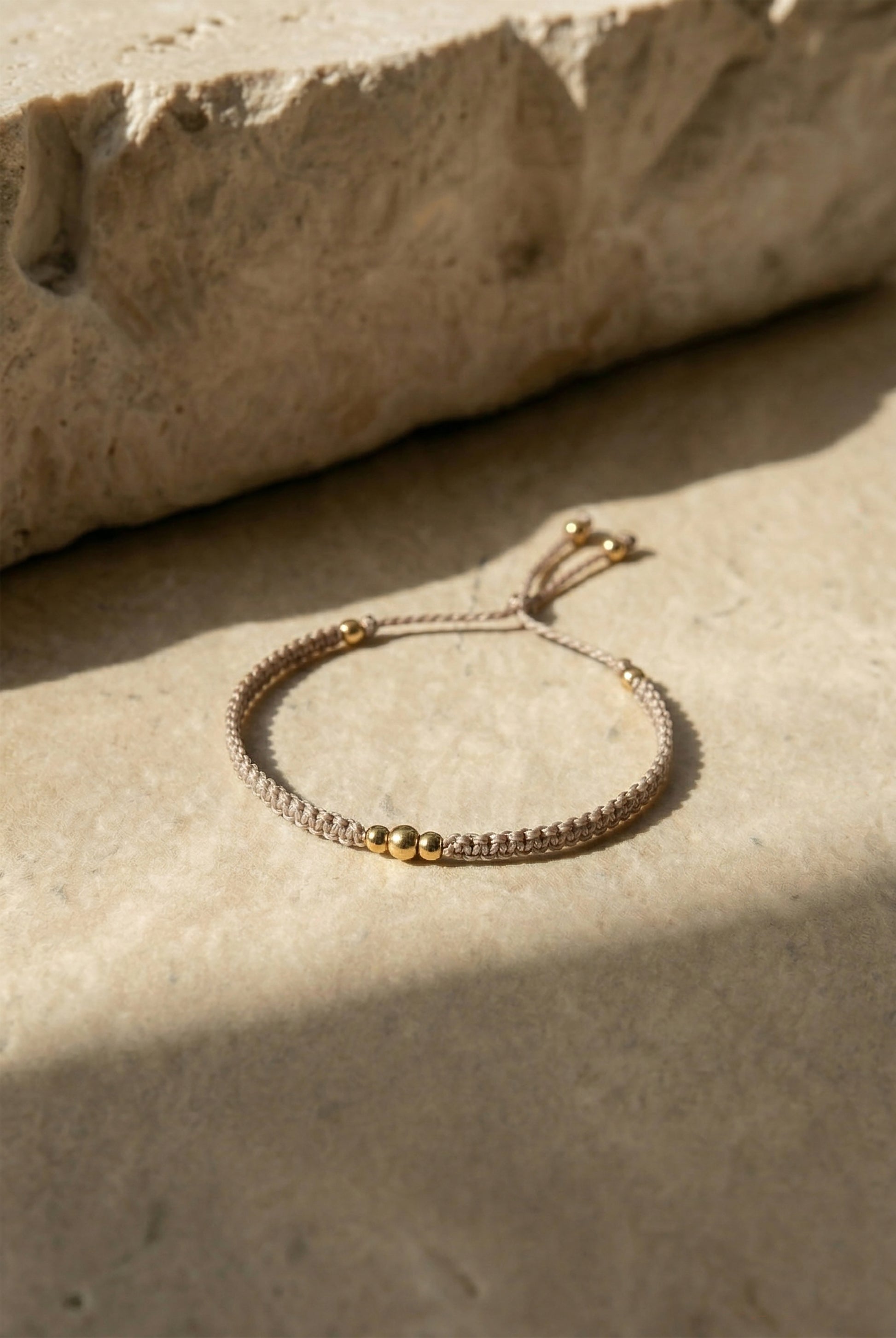 Minimalistine auksine apyranke moterims. Su virvelemis, reguliuojama. 