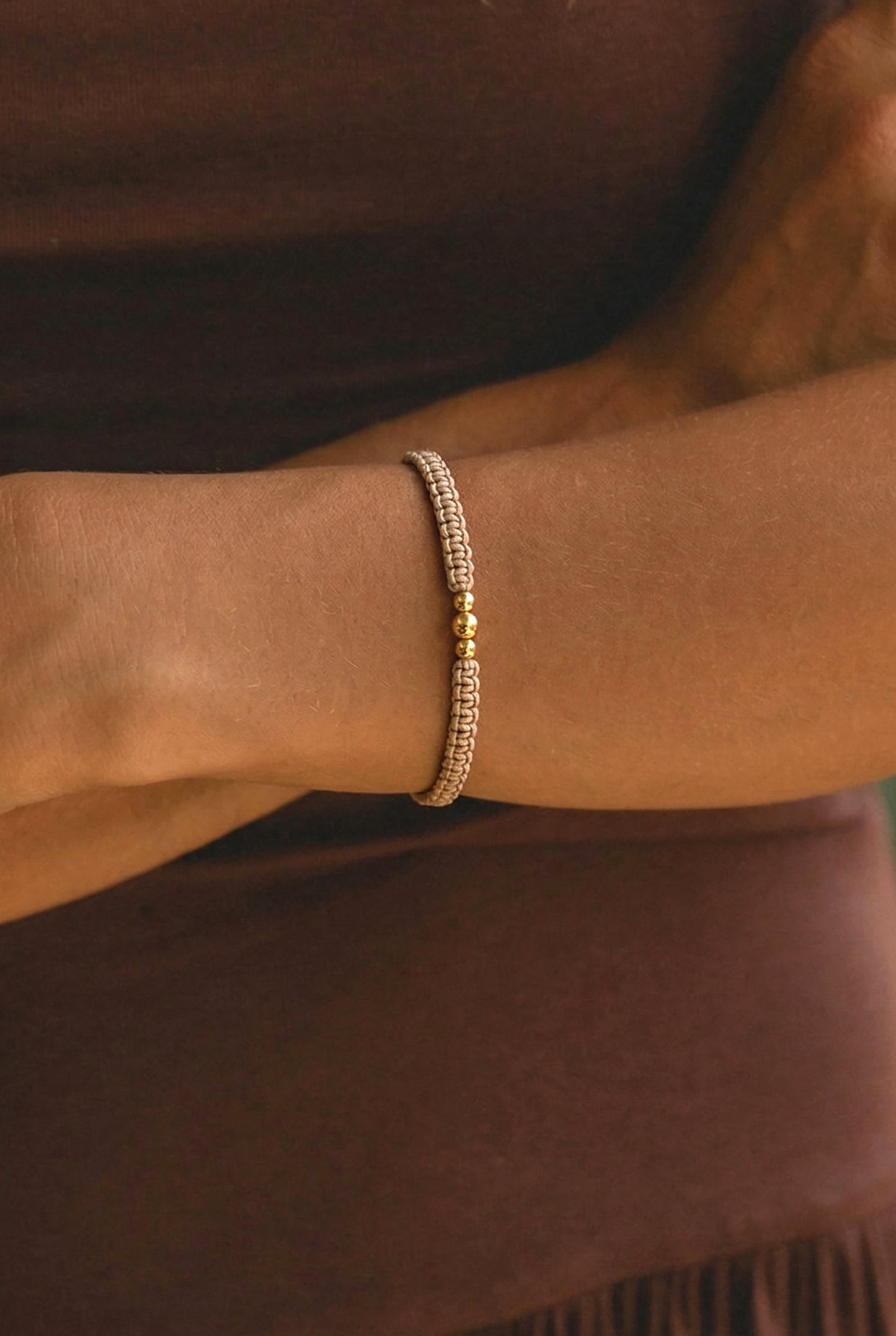 Pinta macrame apyranke. Smelio spalvos siulo apyranke reguliuojama virvelemis. 