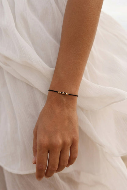 Juoda apyranke moterims. Su juodu siulu ir auksiniai karoliukais. Kasdienai, progoms.