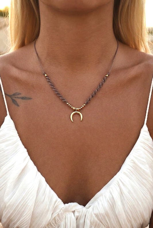 Minimalistiniai kaklo papuošalai moterims internetu. Papuosalas su menulio simboliu. Ranku darbo kaklo papuosalas. Rudos spalvos virvele.