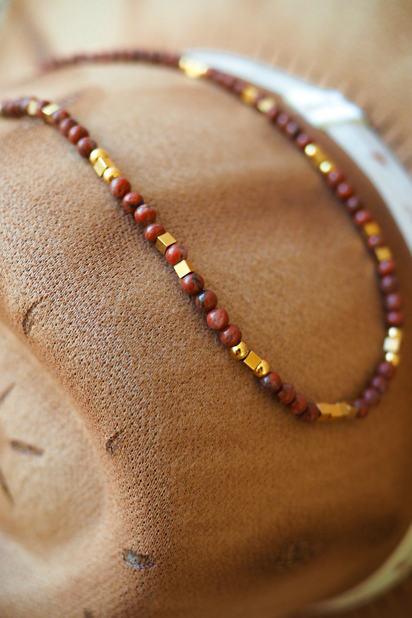 INTUITION ~ raudono jaspio kaklo papuošalas