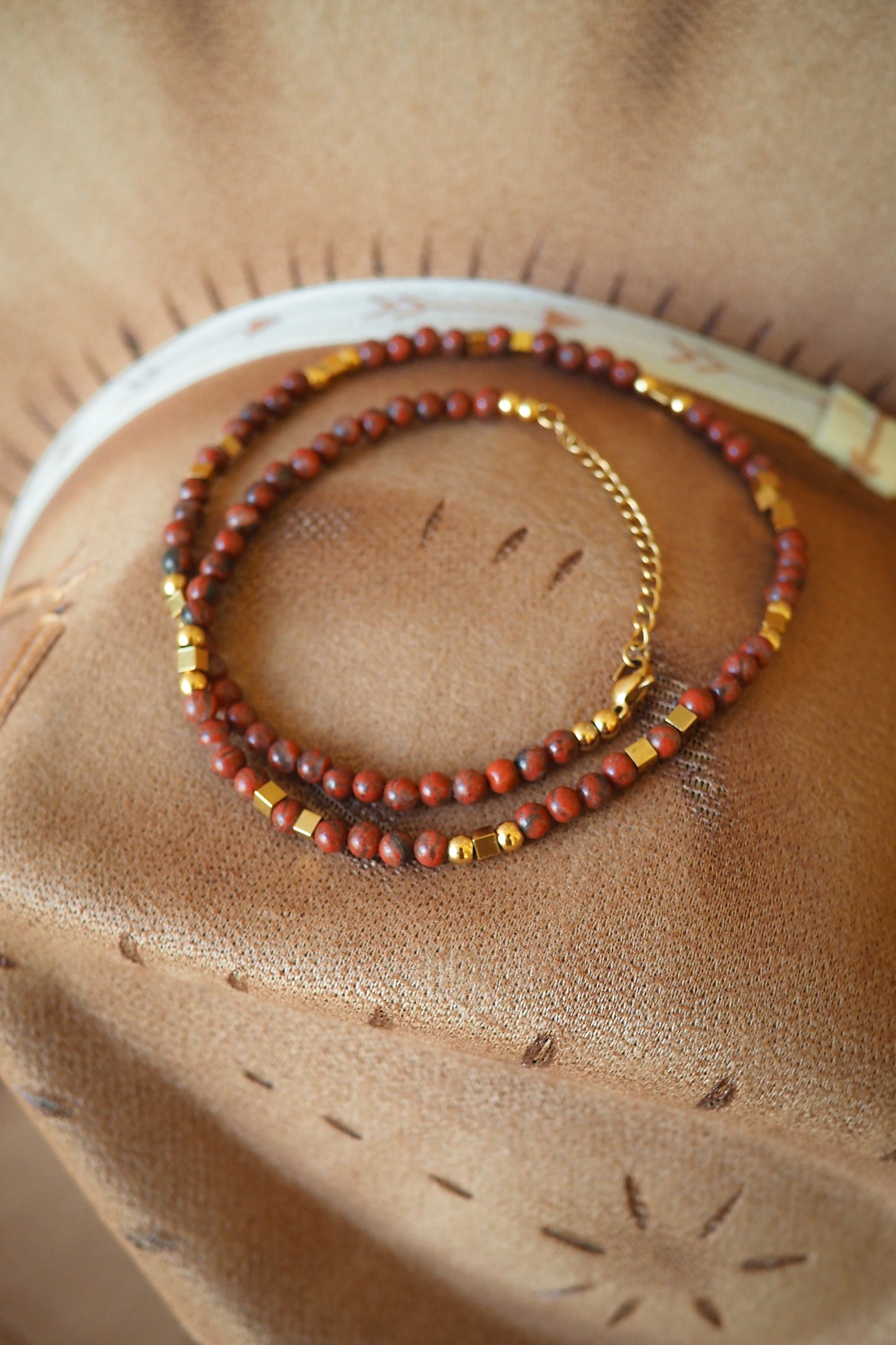 INTUITION ~ raudono jaspio kaklo papuošalas