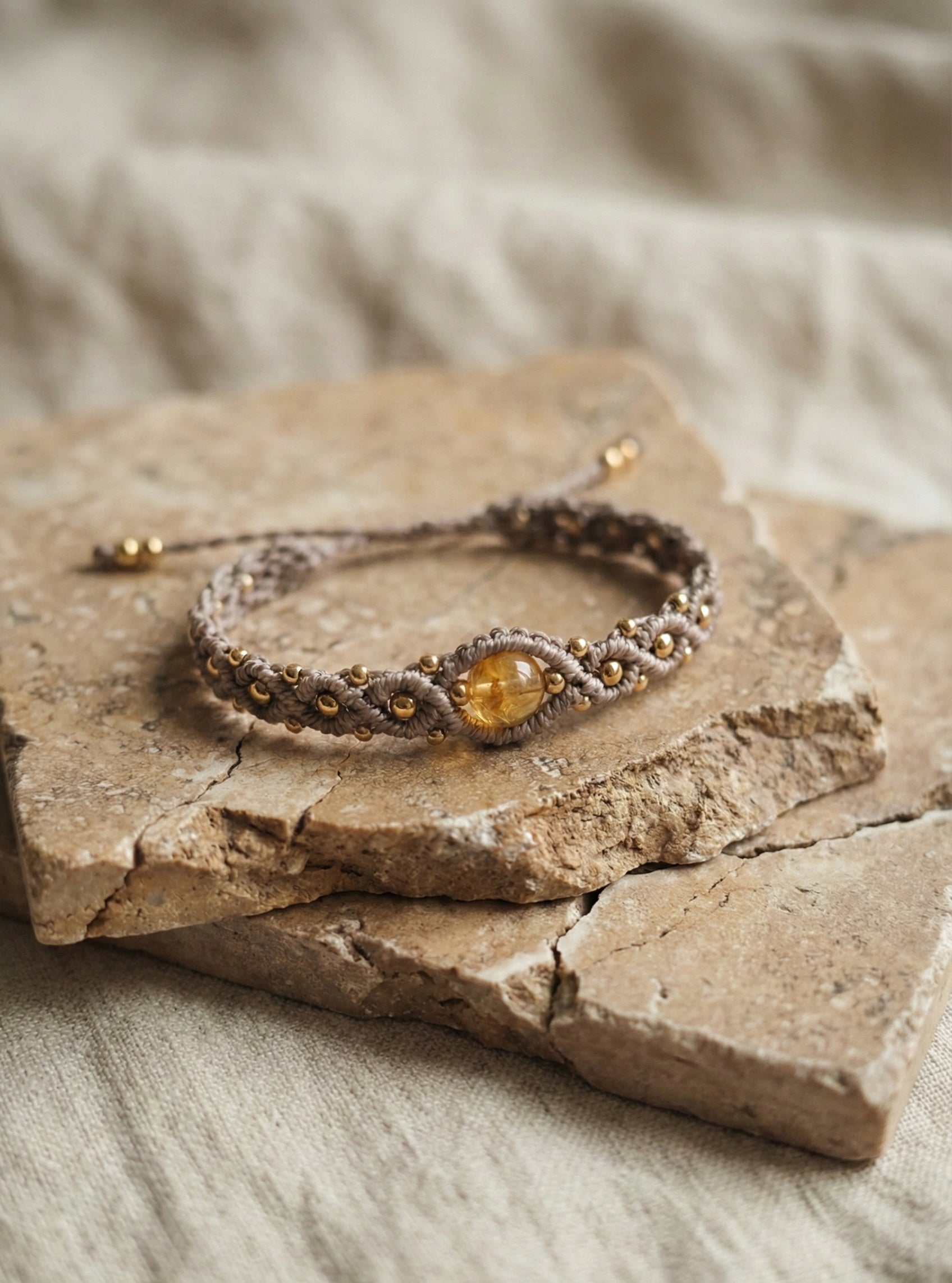 Ranku darbo apyranke moteriai. Boho macrame apyranke vasarai. Pinta siulu minimalistine apyranke.