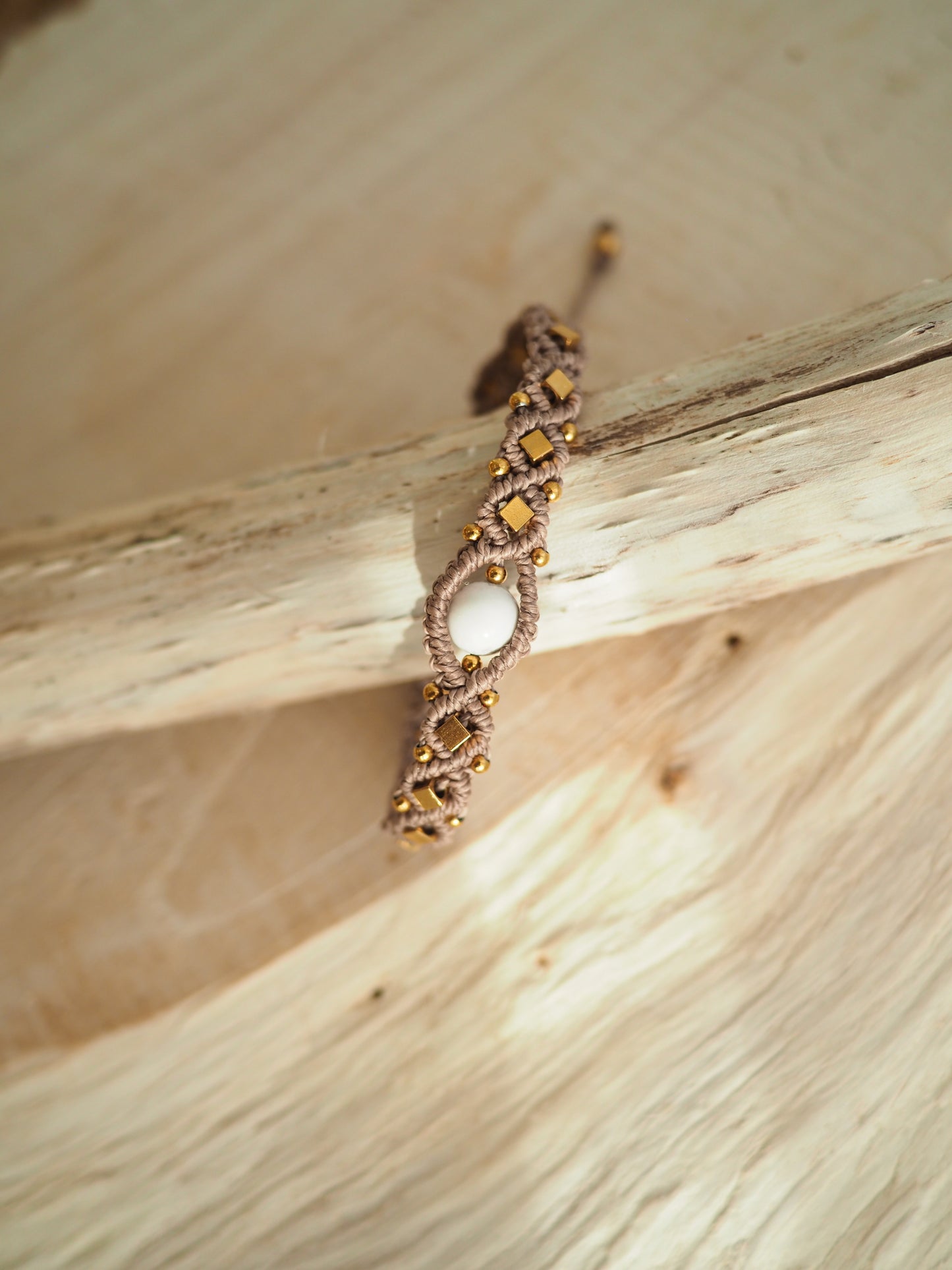 Ranku darbo bohemiski papuosalai moterims. Auksine unikali apyranke, reguliuojama sniureliais.