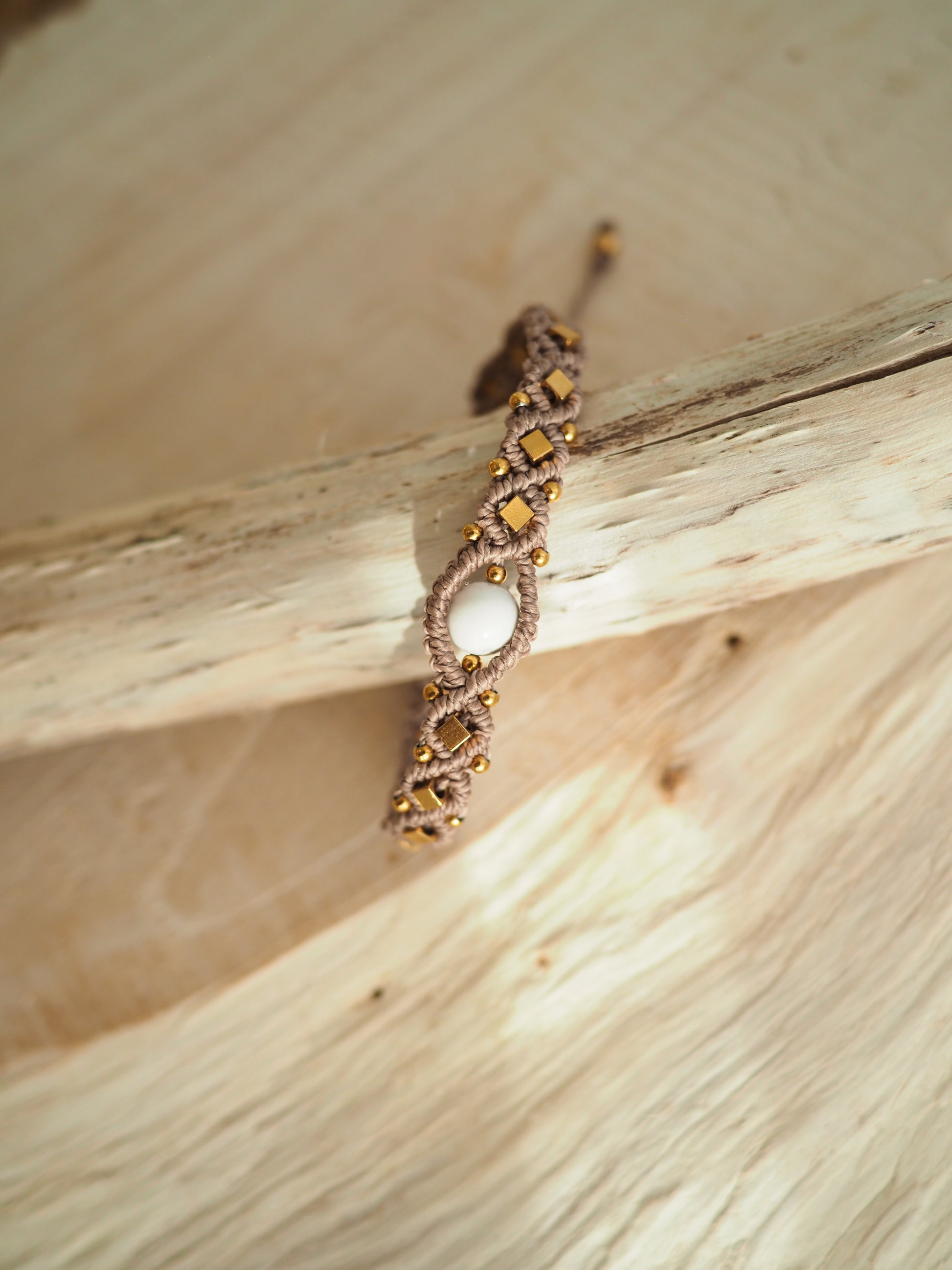 Ranku darbo bohemiski papuosalai moterims. Auksine unikali apyranke, reguliuojama sniureliais.