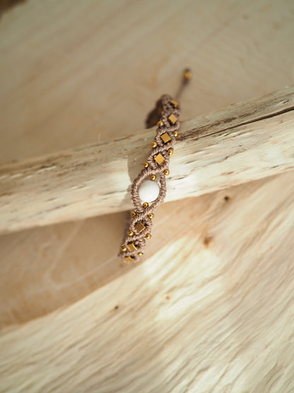 Ranku darbo bohemiski papuosalai moterims. Auksine unikali apyranke, reguliuojama sniureliais.