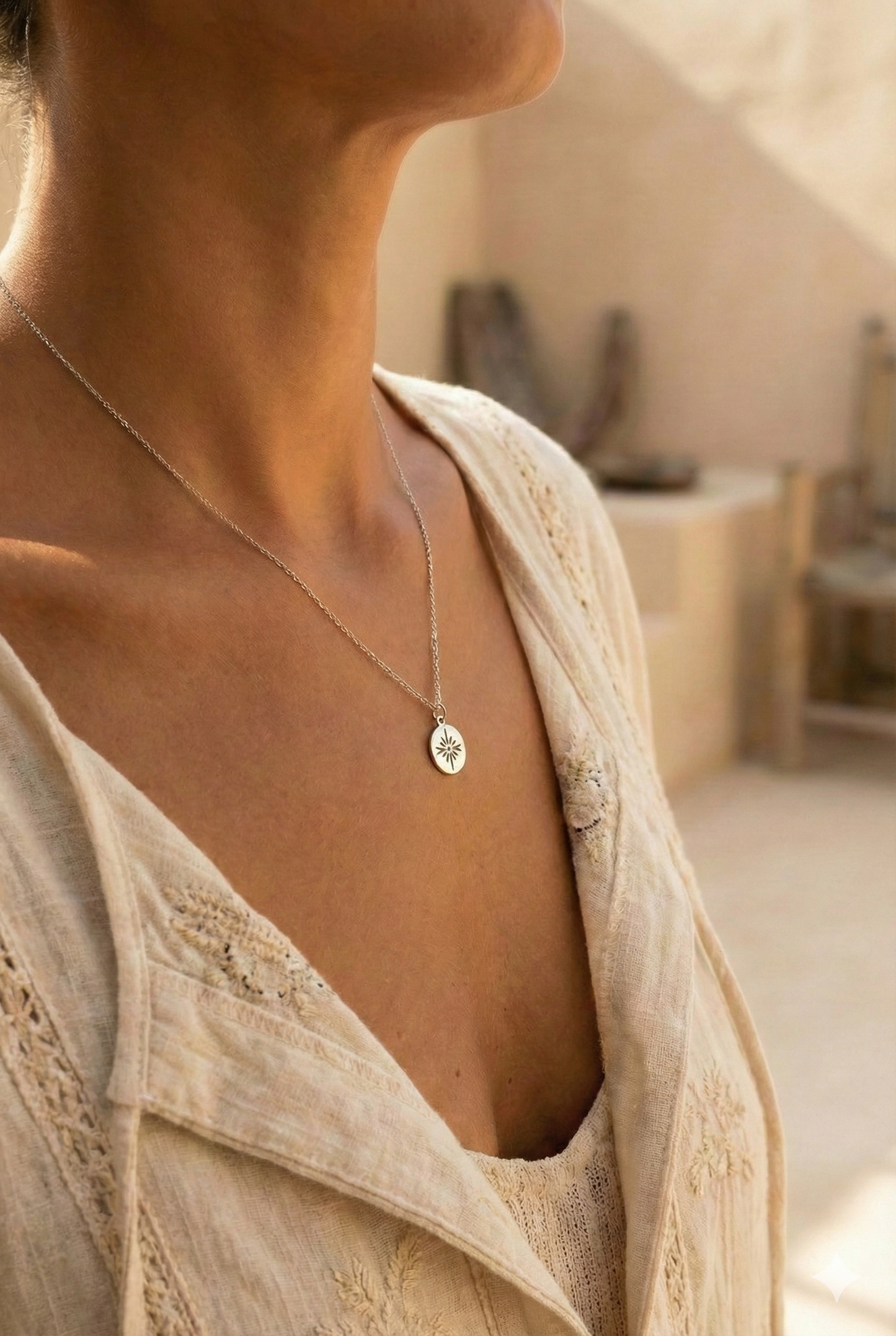 925 sidabras. Kaklo pakabukas moterims su mandala sumboliu. Minimalistinis.