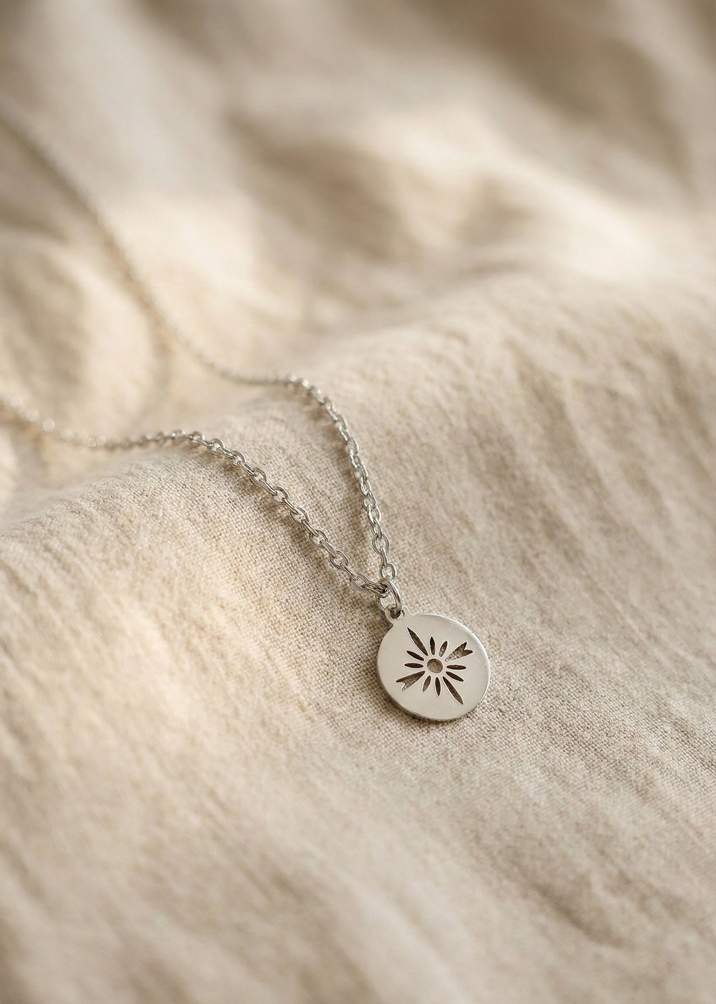 925 sidabras. Kaklo pakabukas moterims su mandala sumboliu. Minimalistinis. Bohemiskas papuosalas