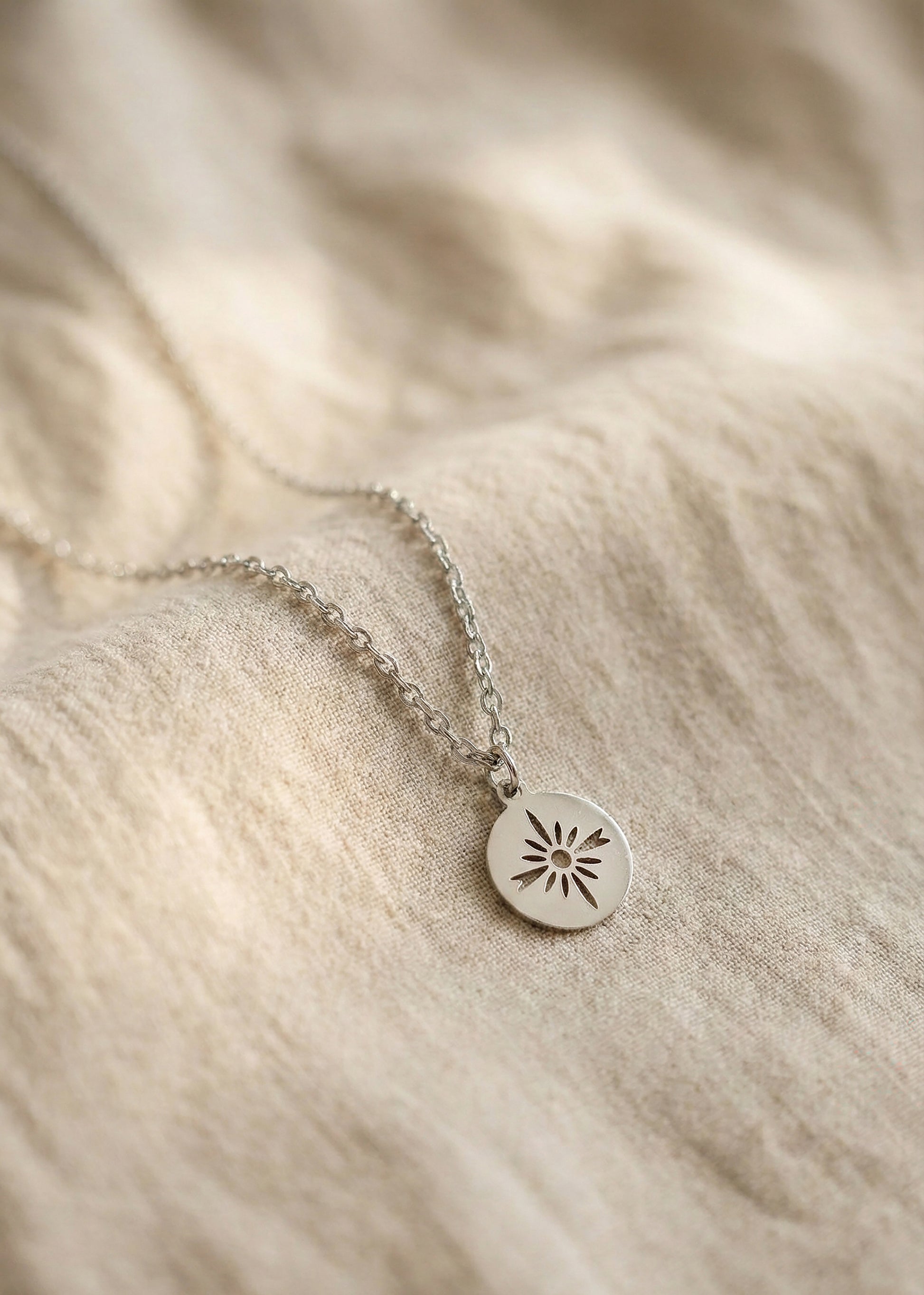 925 sidabras. Kaklo pakabukas moterims su mandala sumboliu. Minimalistinis. Bohemiskas papuosalas