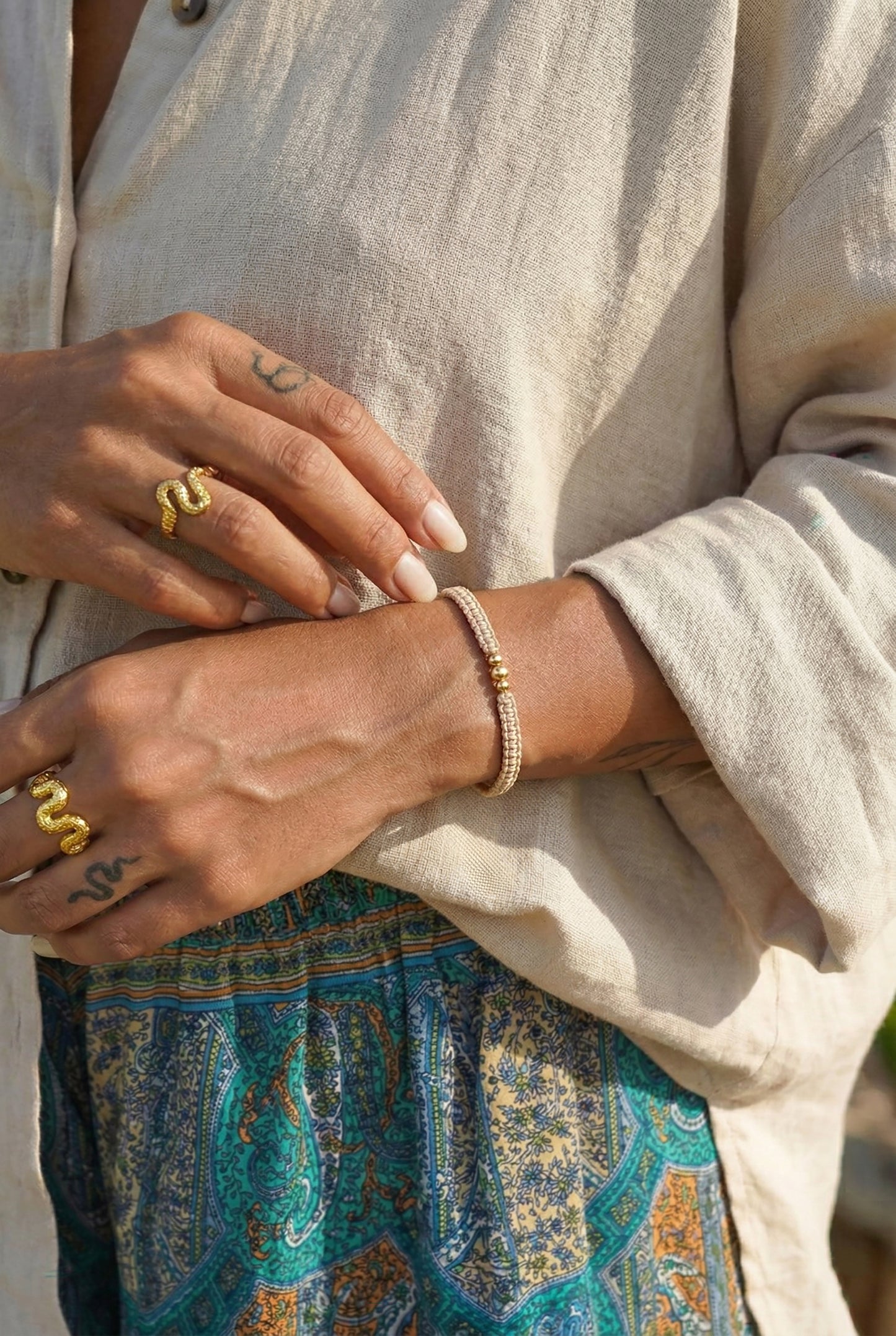 Unikali apyranke su auksiniais karoliukais. Ranku darbo sukurta Lietuvoje.