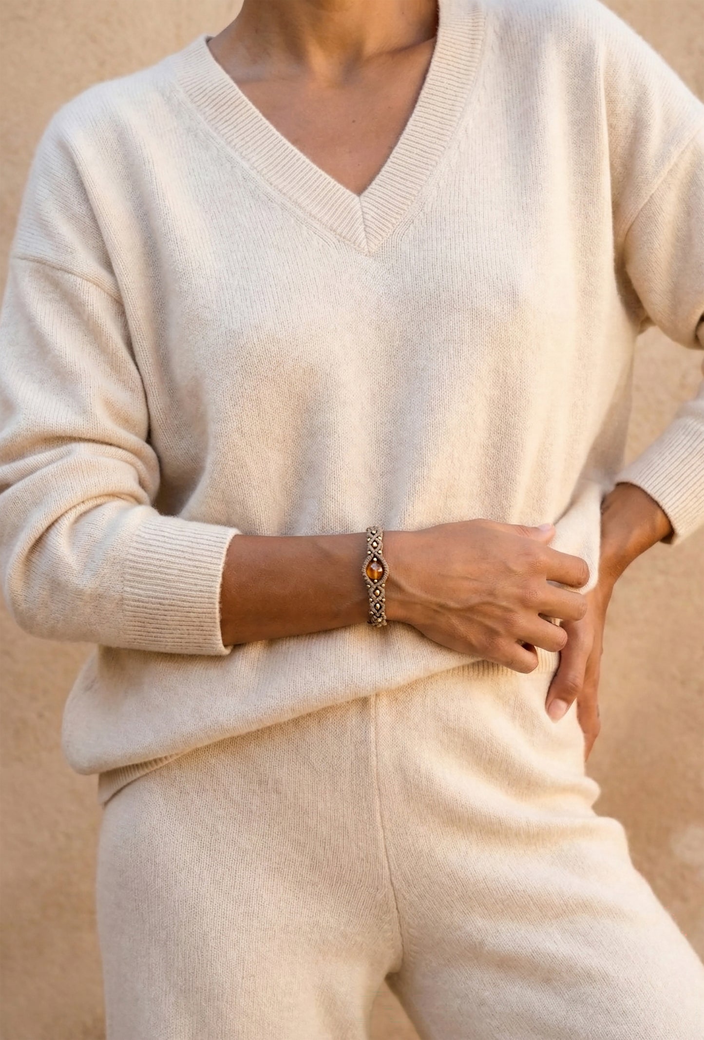 Vintazine apyranke. Ranku darbo patogi apyranke. Reguliuojama sniureliais ir mazgeliu. Sukurta Lietuvoje.