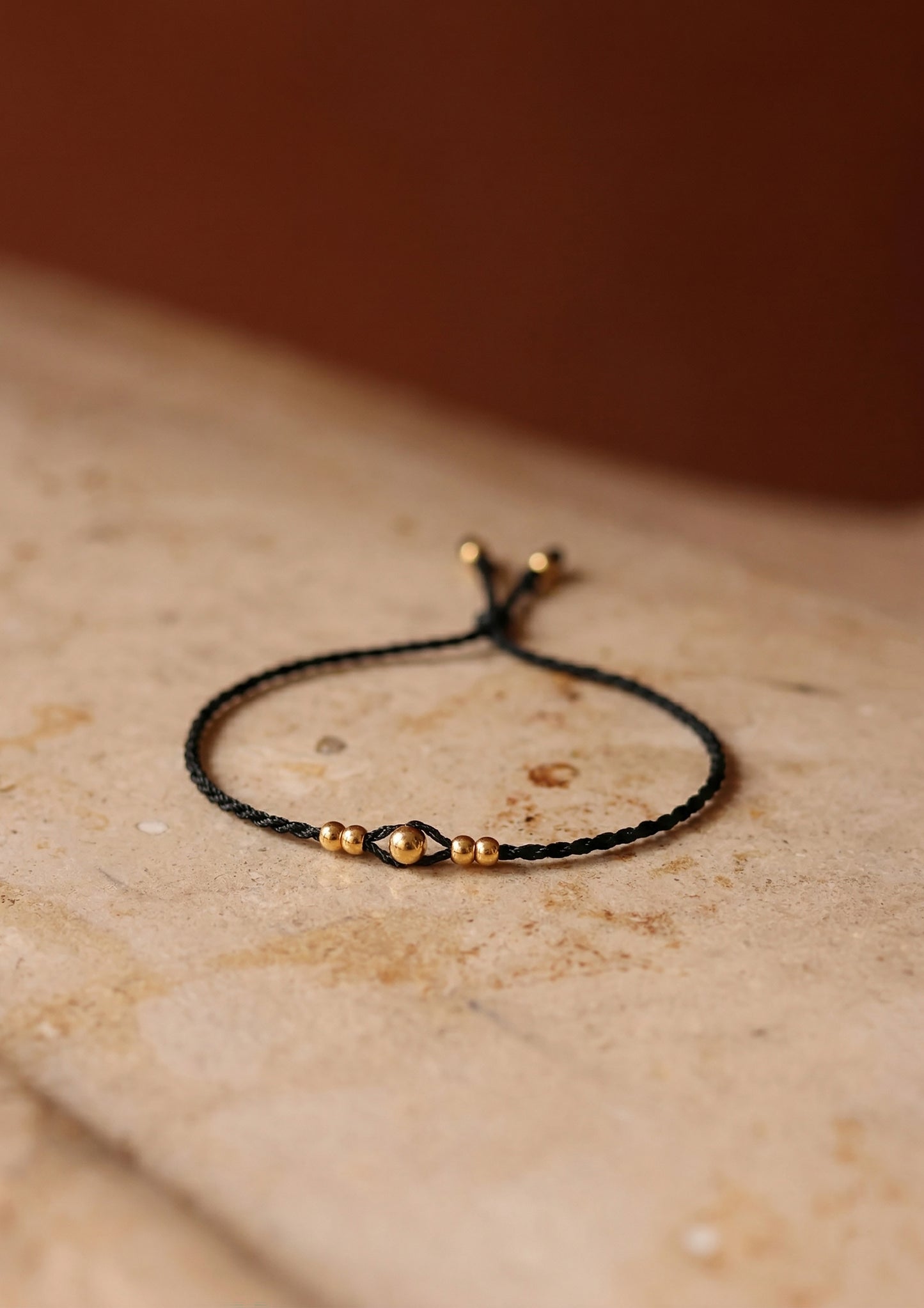 Juodo siulo auksine apyranke moterims