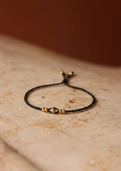 Juodo siulo auksine apyranke moterims