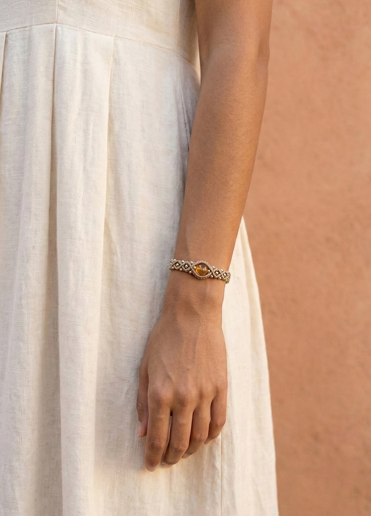 Prabangi unikali apyranke. Raanku darbo papuosalai moteriai. Moteriska apyranke. Auksine apyranke moterims.