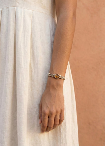 Prabangi unikali apyranke. Raanku darbo papuosalai moteriai. Moteriska apyranke. Auksine apyranke moterims.