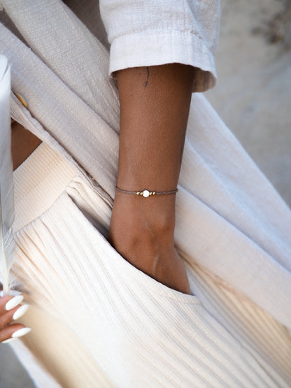 Ruda aukso apyranke su virvele. Iskirtinis dizainas, minimalistine