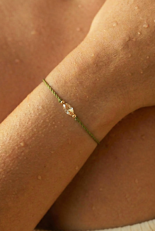 Zalio siulo apyranke su auksu ir kristalu.