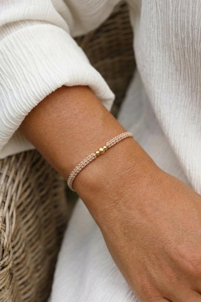 Auksine bohemiska apyranke moterims. Pinta ranku darbo reguliuojasi virvelemis.