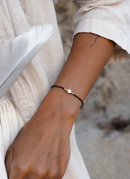 Minimalistine apyranke moterims. Juoda aukso apyranke