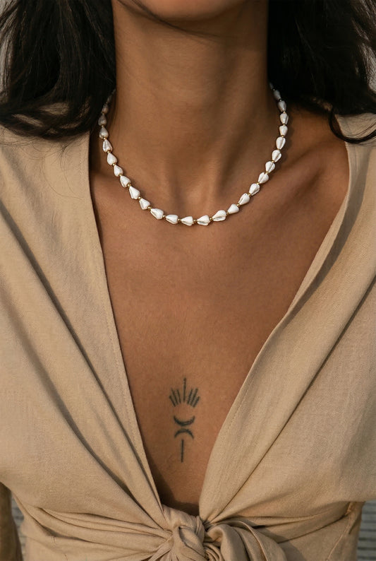 Naturaliu baltu kriaukliu kaklo papuosalai vasarai ir atostogoms. Unikalus kaklo papuosalai.